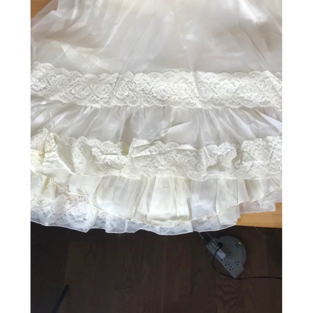 Vintage ILGWU Ivory Lace Wedding Dress Bell Sleeve Ruffle Gown with Veil Hat Set - Picture 4 of 7
